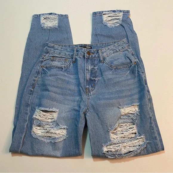Fashion Nova Distressed Light Wash Boyfriend Jeans | Size 5 - Picture 3 of 6